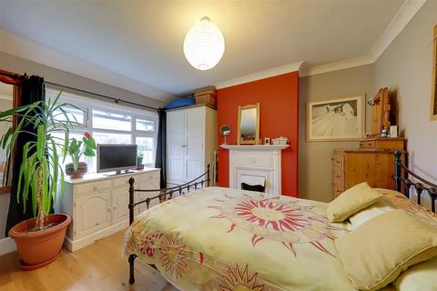 6 The Oval, Findon, Worthing, BN14 0TN