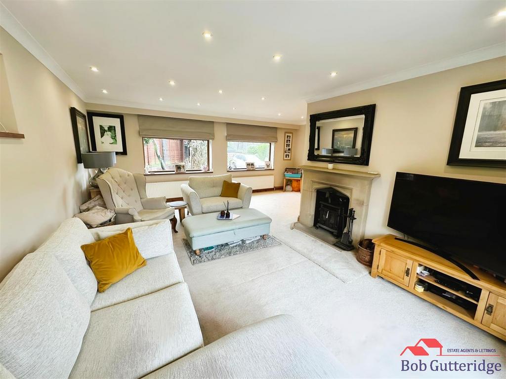 Open plan "l" shaped lounge / sitting room