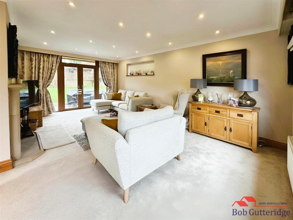 Open plan "l" shaped lounge / sitting room