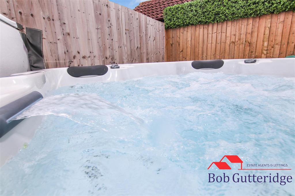 SIDE BBQ & HOT TUB AREA