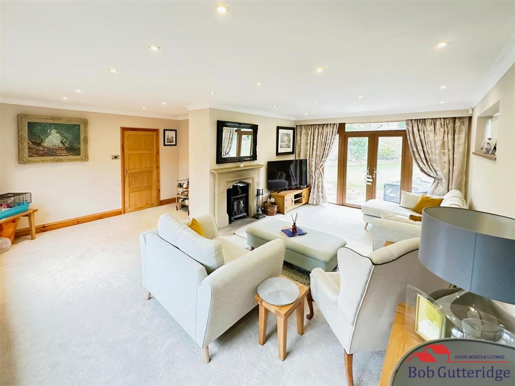 Open plan "l" shaped lounge / sitting room