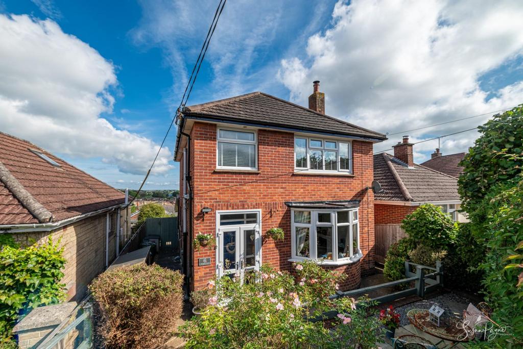 Alvington Road, Newport 3 bed detached house for sale £375,000
