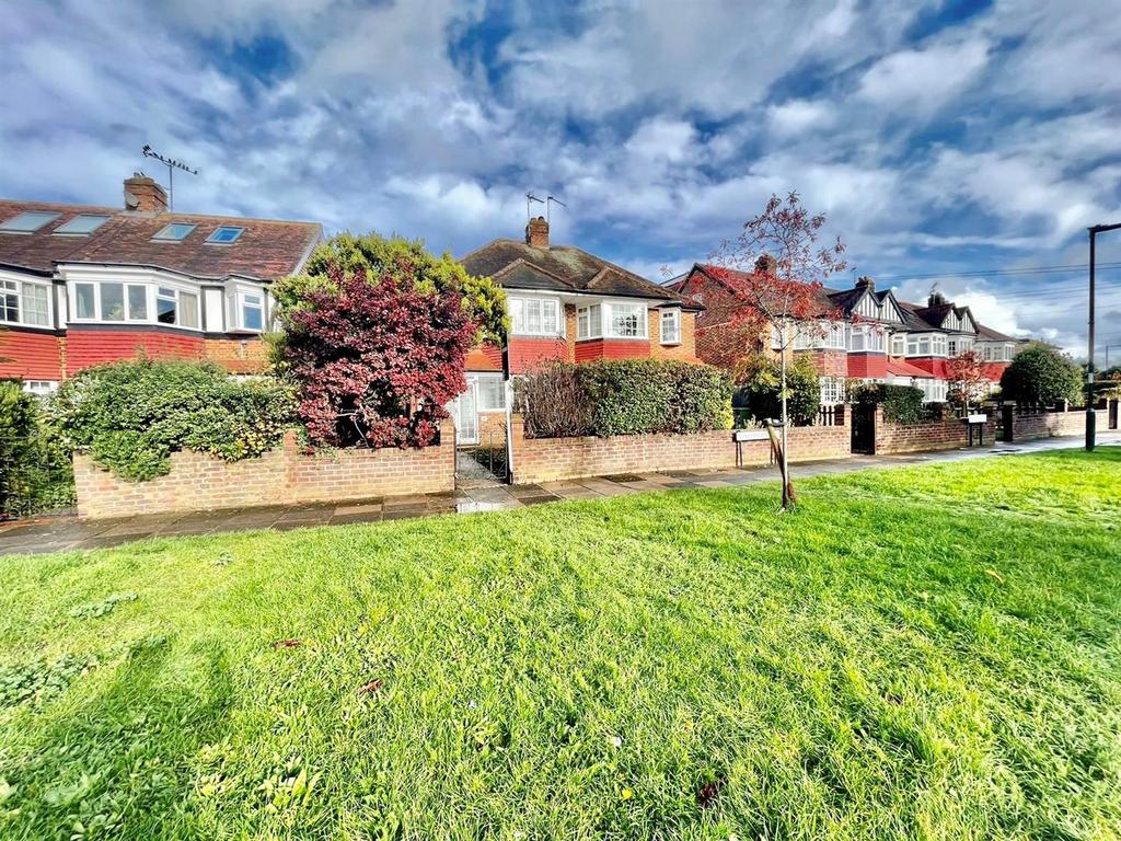 Broughton Avenue, Richmond 3 bed semidetached house to rent £2,950