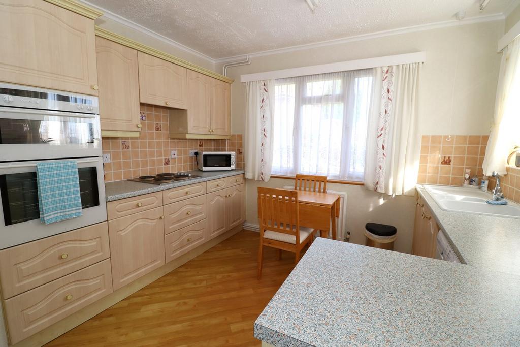 Broad View, BexhillonSea, TN39 2 bed bungalow for sale £425,000