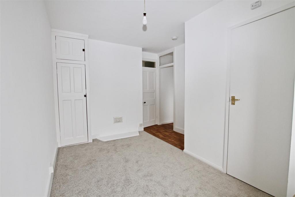 Carlingford Drive, WestcliffOnSea 1 bed flat £830 pcm (£192 pw)