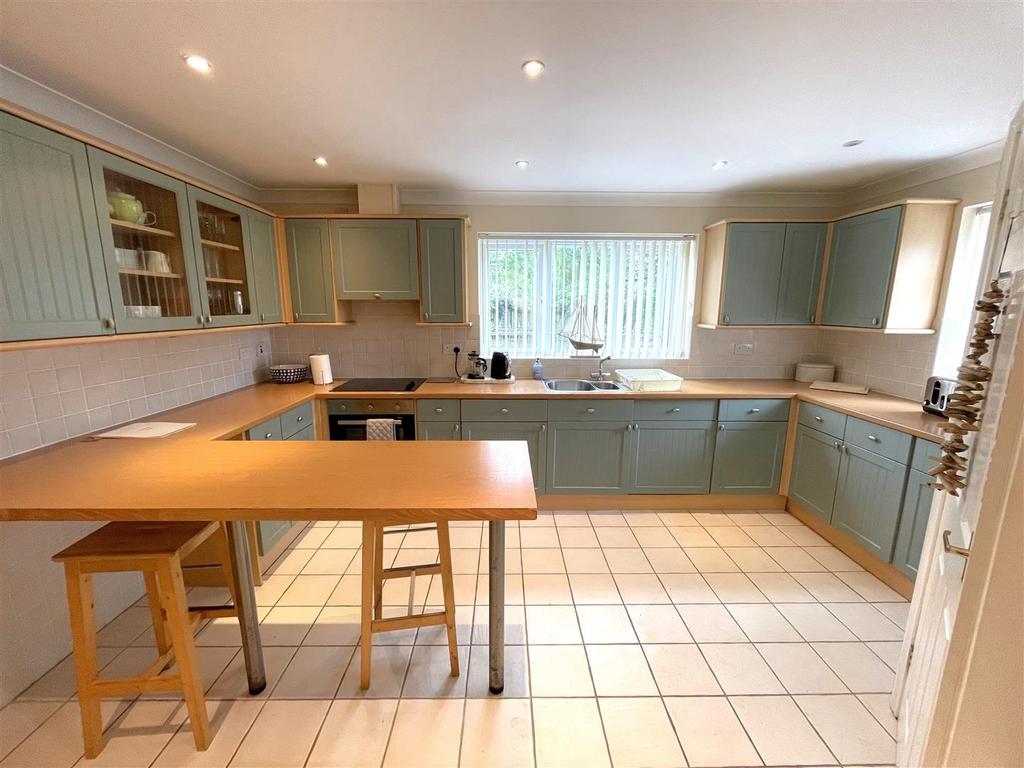 Kitchen 2.JPG