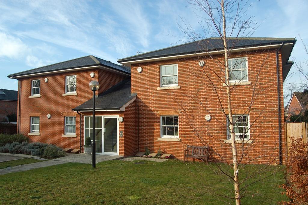 Clare Gardens, Hitchin, SG4 2 bed flat for sale £350,000