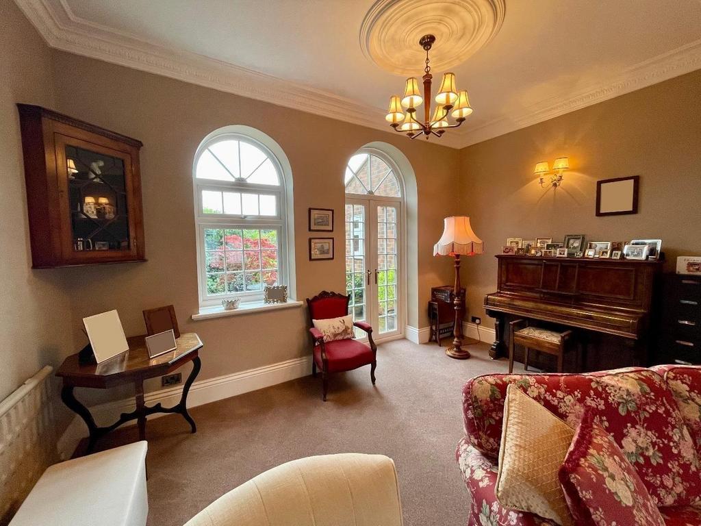 Lounge/family room