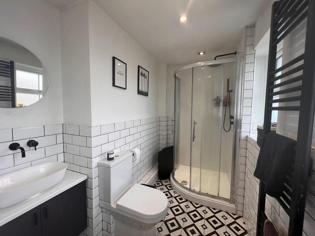 En-suite Hollow.jpg