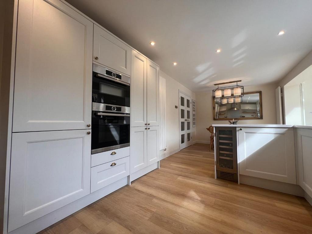Kitchen diner 1 Hollow.jpg