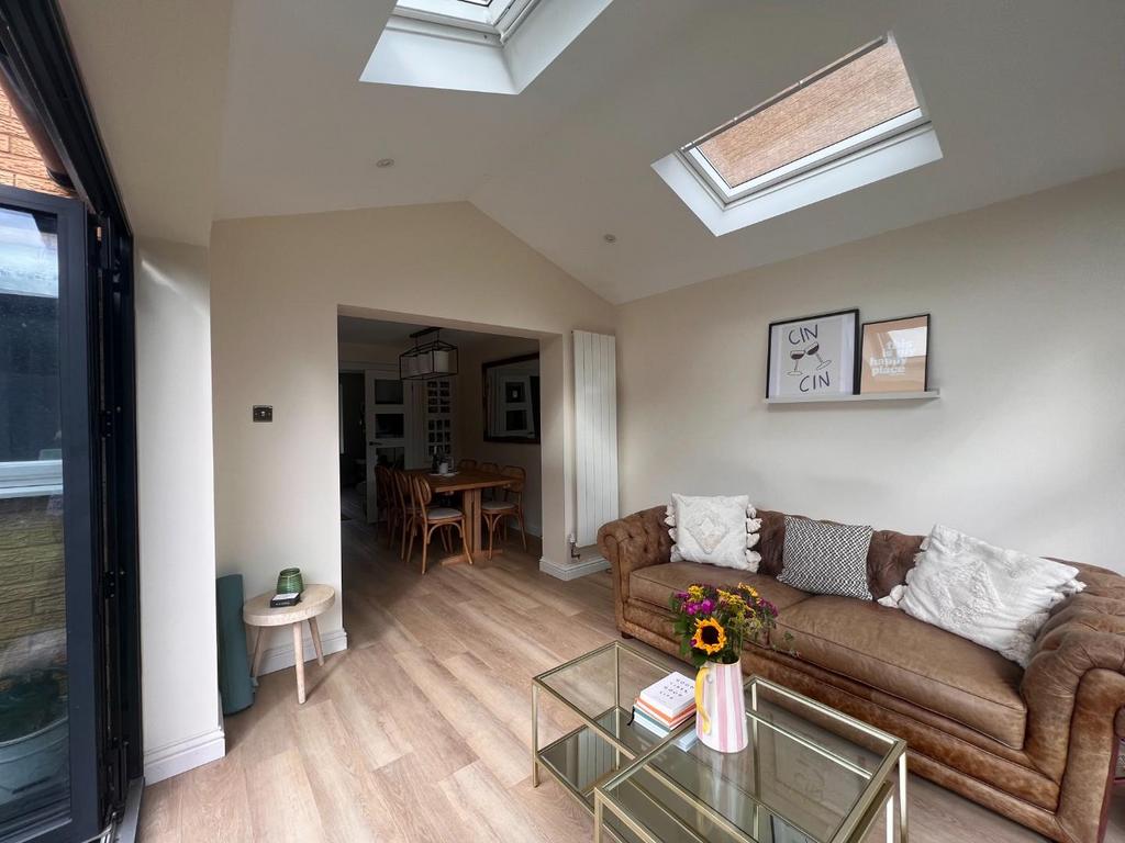 Family room 1.jpg