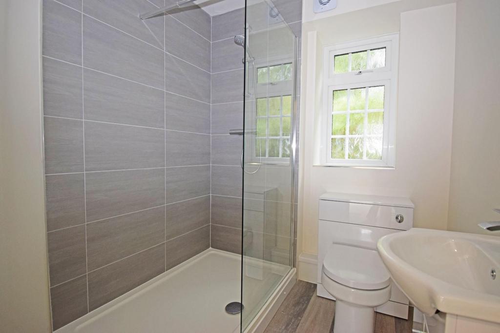 45 Romsley Hill Grange, shower.jpg