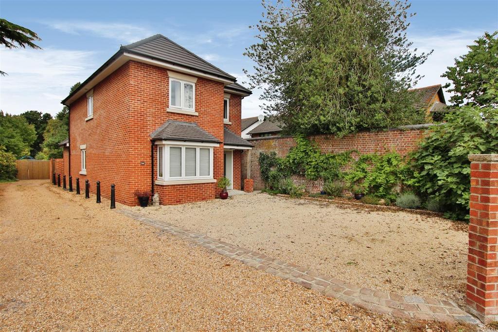 Newtown Road, Warsash 3 bed detached house £2,000 pcm (£462 pw)