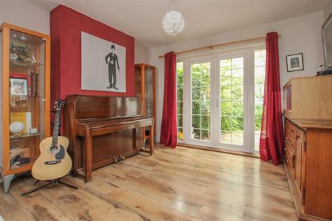 3 bedroom semi-detached house for sale - Beech Avenue, Brentwood