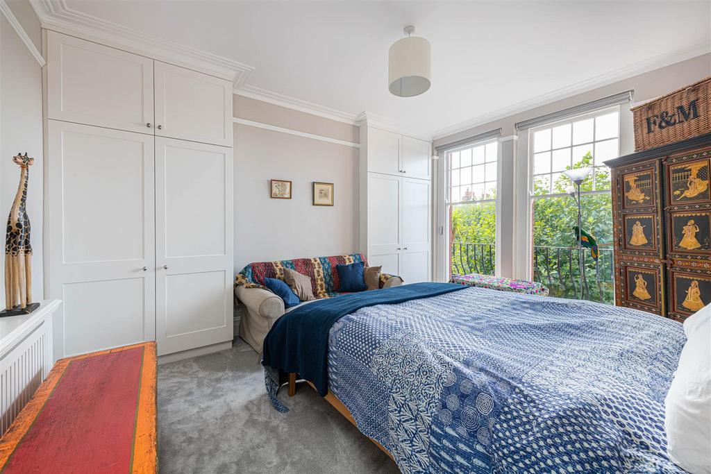 44 Riverview Gdns Bed 1.jpg
