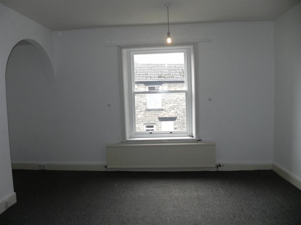 School Lane, Skelmersdale WN8 2 bed end of terrace house £850 pcm (£