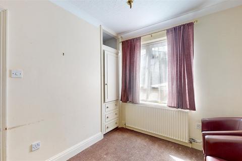 4 bedroom end of terrace house for sale, Hazel Close, Brentford