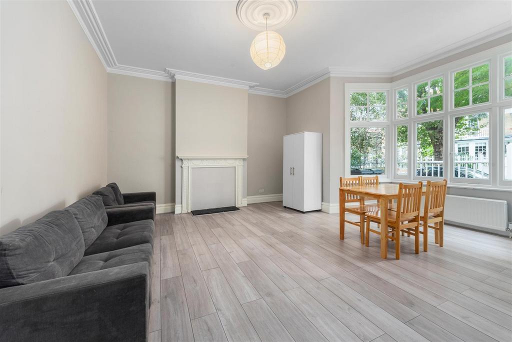 Woodstock Road, Chiswick 3 bed flat £3,250 pcm (£750 pw)