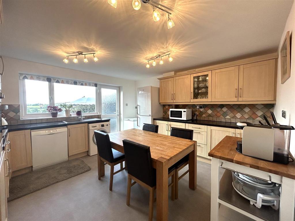 Thornhill Road, Halesowen 3 bed semidetached house £359,950