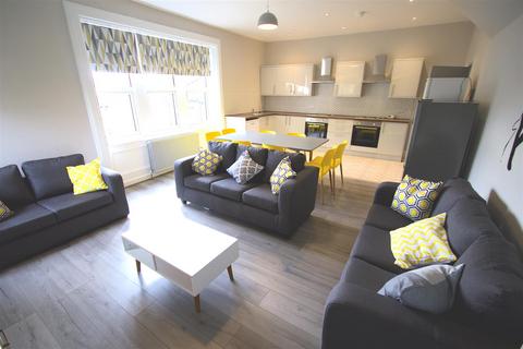 8 bedroom detached house to rent - Cliff Road Gardens, Woodhouse, Leeds, LS6 2EY