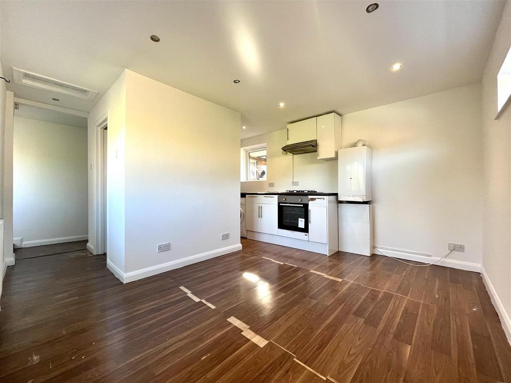 Eleanor Cross Road, Waltham Cross 2 bed flat £1,550 pcm (£358 pw)