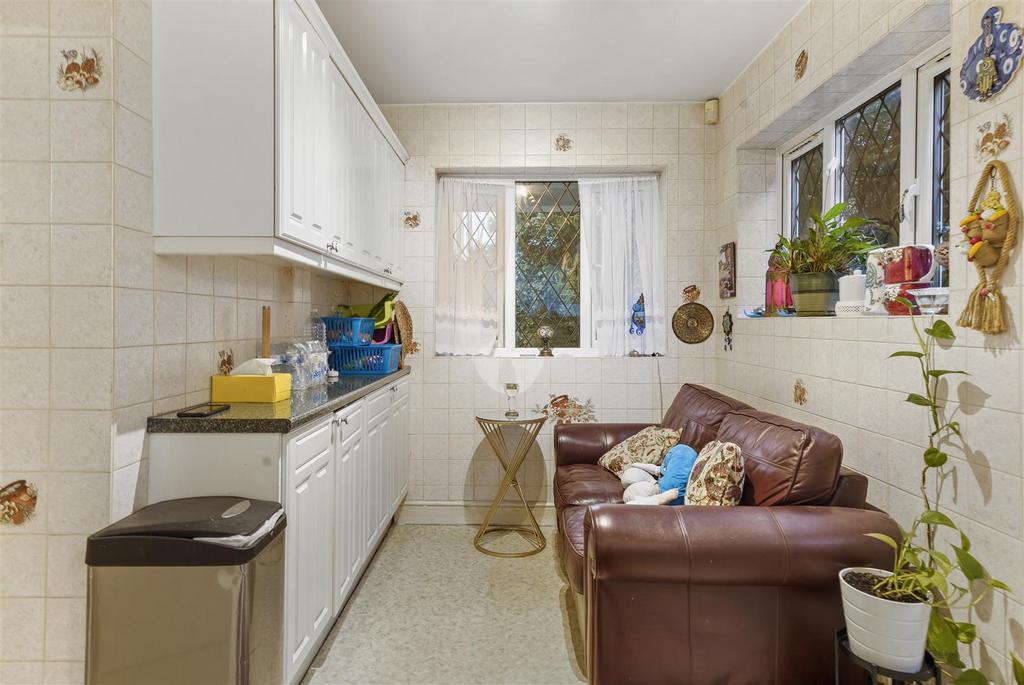 2 Mayfields Close - Vnln AHs Yg8 OXWd HHbd Q3.jpg