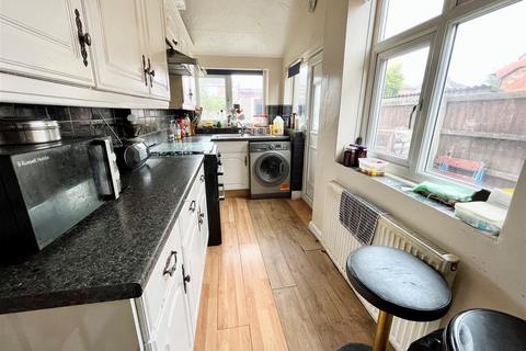 3 bedroom semi-detached house for sale - Bamber Avenue, Sale