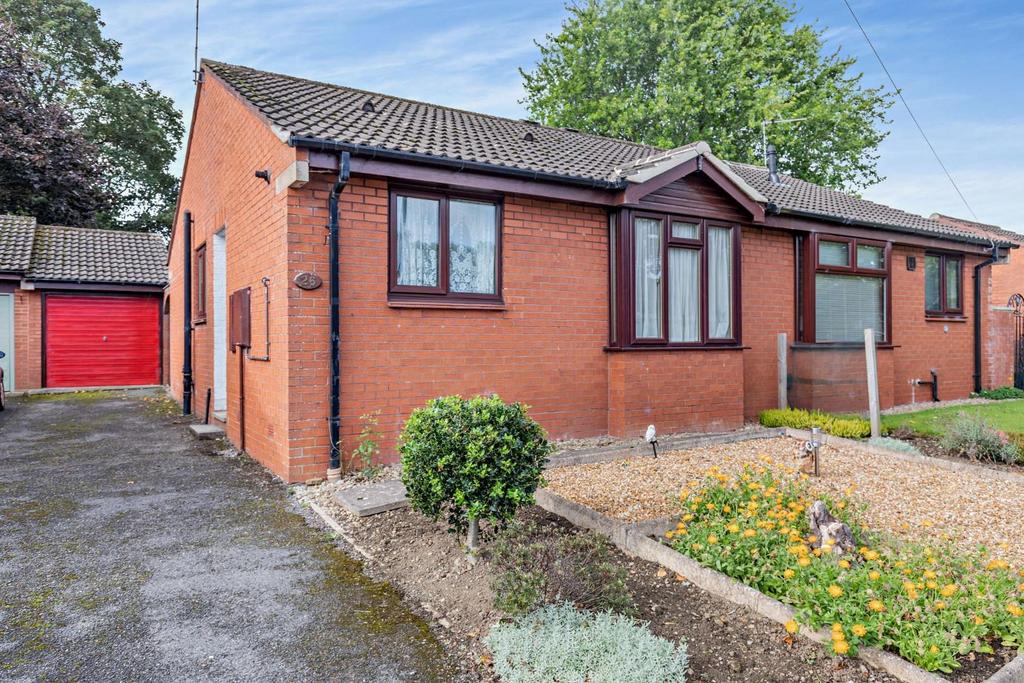 Grantley Drive, Harrogate, HG3 2XU 2 bed semidetached bungalow for sale £215,000