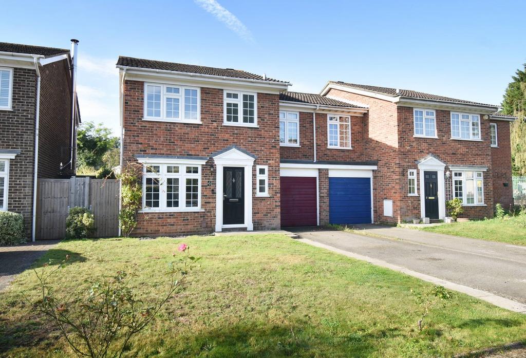 Mayfield Close, WALTONONTHAMES, KT12 4 bed semidetached house for
