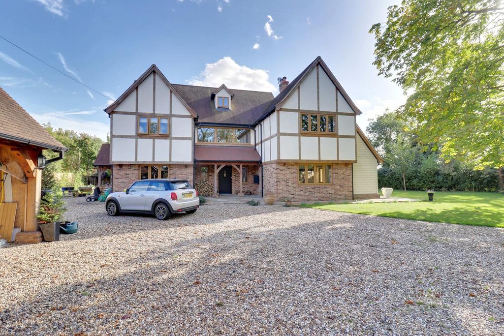 The Street, Sheering, Stortford, CM22 3 bed detached house for
