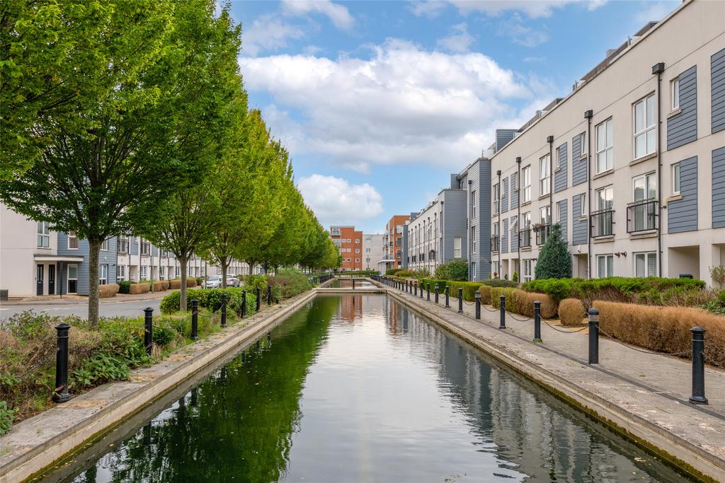 Canalside, Redhill, Surrey, RH1 1 bed flat for sale £235,000