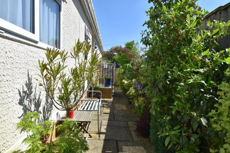 2 Bedroom Park Home approx 46 x 18