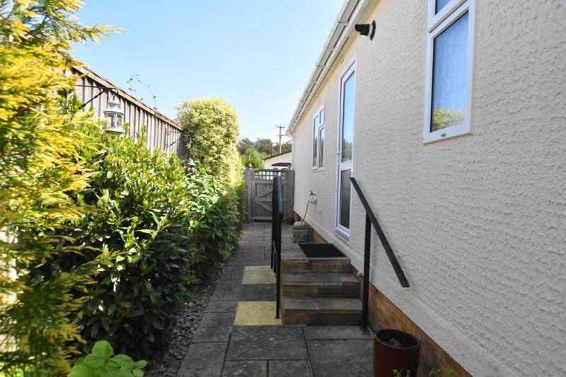 2 Bedroom Park Home approx 46 x 18
