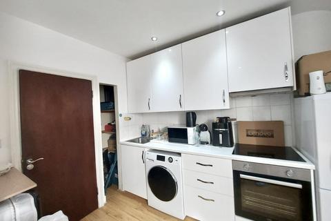 Studio to rent, High Road, N22