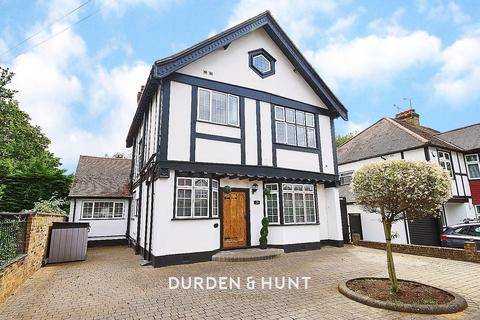 28 Parkway, Romford, RM2 5NT