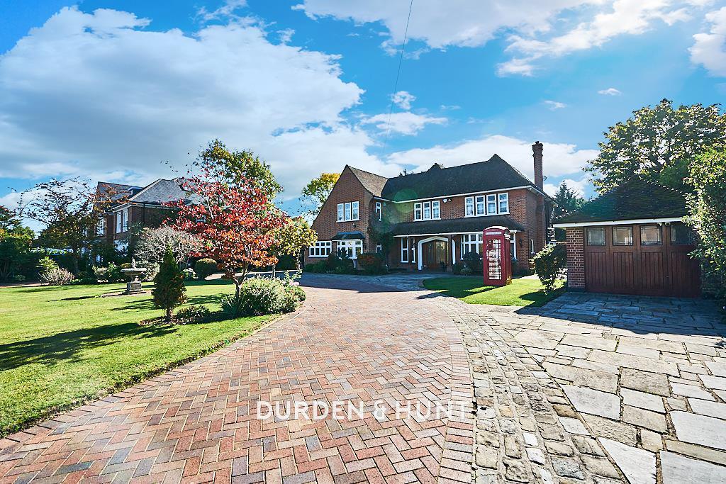 Burntwood Avenue, Hornchurch, RM11 4 bed detached house £2,500,000
