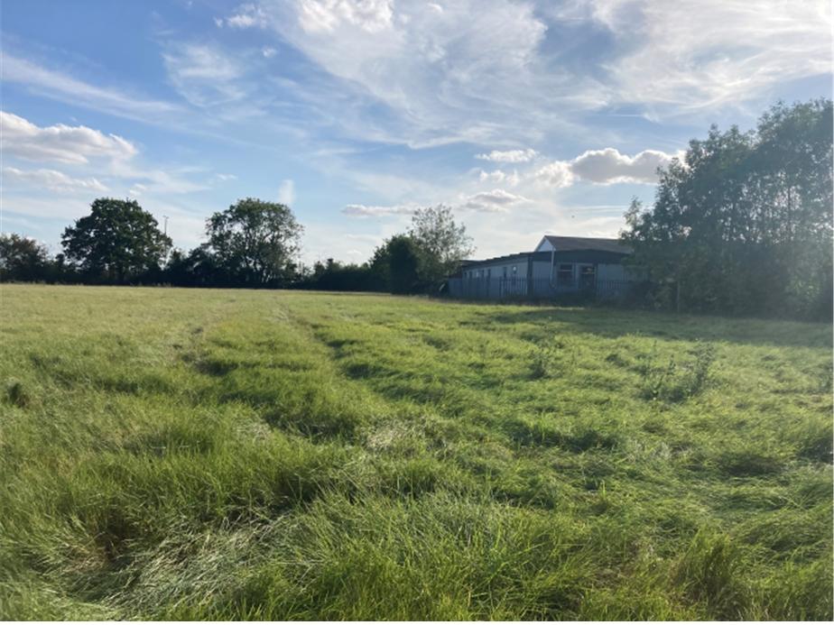 London Road, Bowers Gifford... Land £70 pcm (£16 pw)