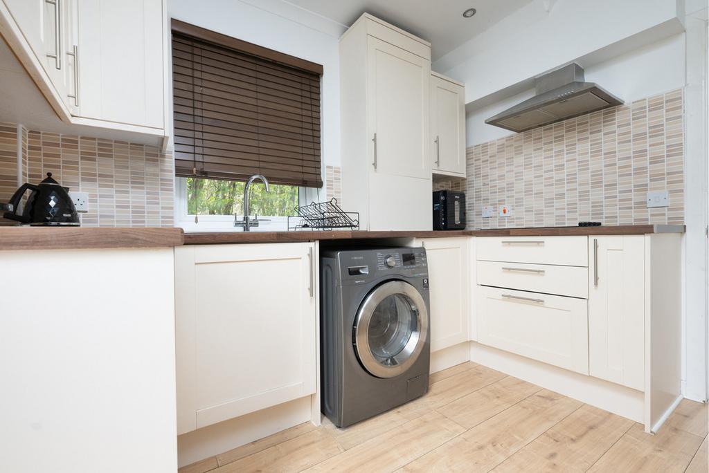 Hillend Place, Greenock, PA15 2 bed semidetached house £110,000