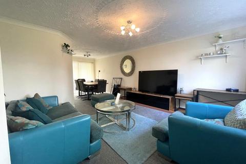 3 bedroom end of terrace house to rent, Roxburgh Way, Bletchley