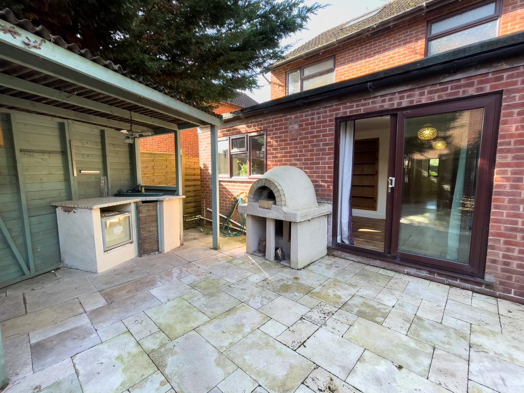 20 Withybrook Close - Outdoor kitchen