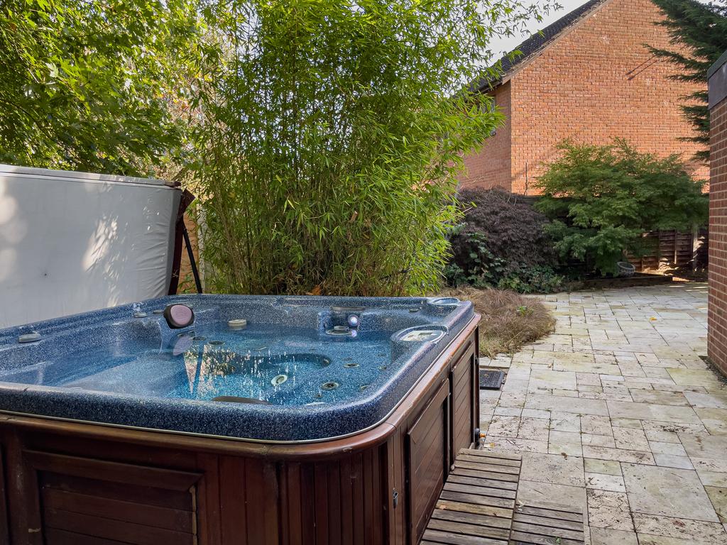 20 Withybrook Close - Hot tub