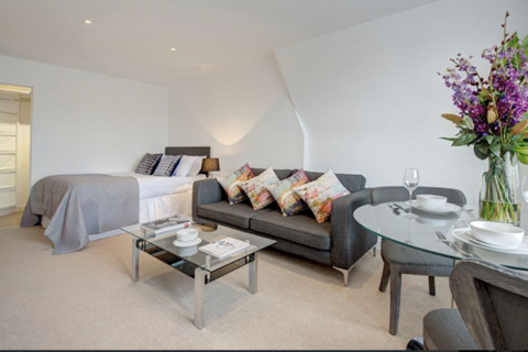Studio to rent, Hill Street, London W1J