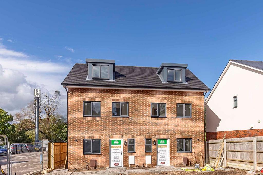 280 Lymington Road, Highcliffe, Dorset. BH23 5ET 3 bed semidetached