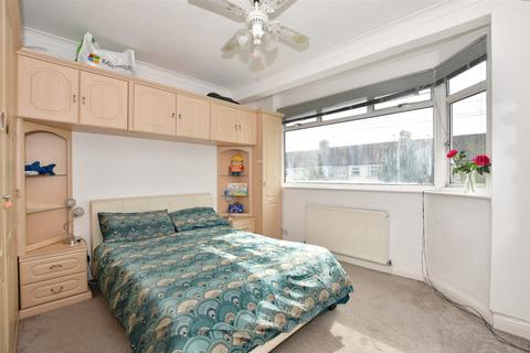 3 bedroom end of terrace house for sale, Applegarth Drive, Newbury Park, Ilford, Essex
