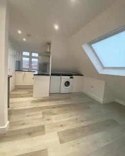 Studio to rent, Station Road, Mill Hill NW7