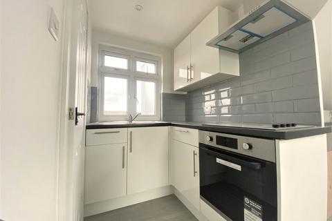 Studio to rent, Station Road, Mill Hill NW7