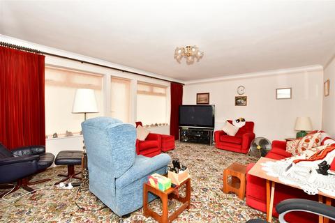10 Lee Gardens Avenue, Hornchurch, RM11 3BA