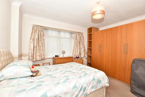 10 Lee Gardens Avenue, Hornchurch, RM11 3BA