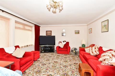 10 Lee Gardens Avenue, Hornchurch, RM11 3BA