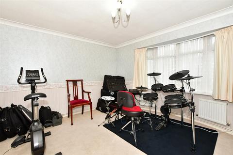 10 Lee Gardens Avenue, Hornchurch, RM11 3BA